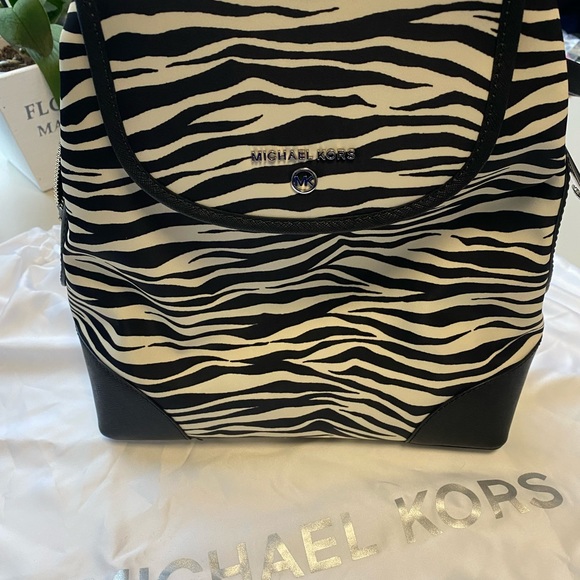 New Michael Kors Raven Medium Backpack - Picture 2 of 14